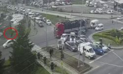 Otomobilin çarptığı bisikletli ağır yaralandı; kaza anı kamerada