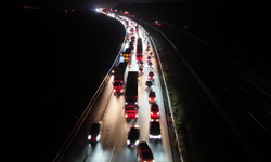 Otoyolda kamyon ile TIR'ın çarpıştığı kaza nedeniyle ulaşım aksadı: 1 yaralı