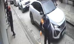 Reklam tabelası şiddetli rüzgarda temizlik işçisinin başına düştü; o anlar kamerada