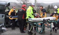 TIR'a çarpan minibüsün sürücüsü, araçtan güçlükle çıkarıldı; 3 ağır yaralı