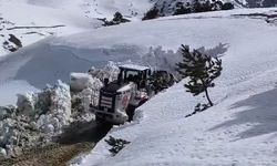 Tokat'ta iş makinelerinin boyunu aşan kar kütleleri temizlendi