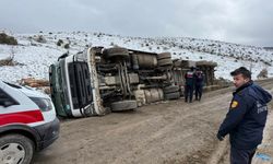 Tomruk yüklü TIR devrildi, araçta sıkışan sürücü yaralandı