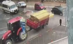 Tünel çıkışında traktörün kalas yüklü römorku devrildi; o anlar kamerada