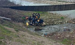 Üzerinde bulundukları asma köprü, kuvvetli rüzgar nedeniyle ters döndü: 2 yaralı