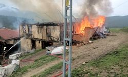 2 katlı ahşap ev yandı