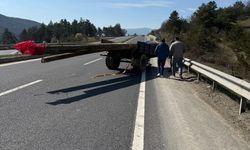 Ahşap elektrik direği taşıyan traktör devrildi: 1 ölü