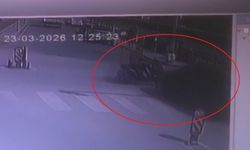 Amasya'da otomobilin çarptığı motosiklet sürücüsü yaralandı; kaza anı kamerada