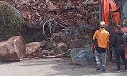 Arvin'de heyelan; TIR hasar gördü