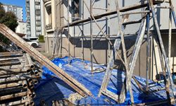 Boya yaparken belindeki halat kopunca 3'üncü kattan düşüp, yaralandı