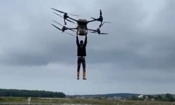 Çiftçi, drona tutunarak tarlanın diğer tarafına geçti