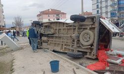 Çorum'da tarım işçilerini taşıya minibüs ile otomobil çarpıştı: 5 yaralı