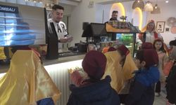 Davul eşliğinde mani okuyan minikler bahşişleriyle akranlarına bayramlık alacak