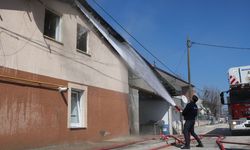 Ev ve yanındaki mobilya atölyesi yandı