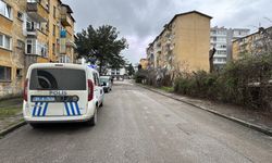 Evde tek başına olan çocuk çakmakla oynarken evi yaktı; 2 kişi dumandan etkilendi