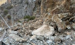 Gümüşhane- Giresun kara yolu heyelan nedeniyle ulaşıma kapandı