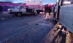 İşçi servisiyle çarpışan otomobilin sürücüsü öldü