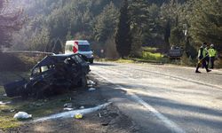 Kamyon ile otomobil çarpıştı: 1 ölü, 5 yaralı