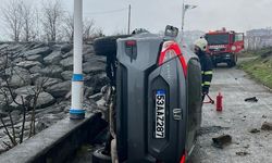 Kayganlaşan yolda otomobil takla attı