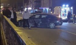 Kediye çarpmamak için manevra yapıp refüjdeki korkuluklara vurdu; 2 yaralı