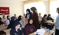 Liseli öğrenciler harçlıklarını Gazze'de Kadir Gecesi iftarı için bağışladı