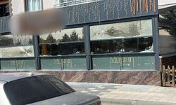 Motosikletli saldırganlar kapalı restoranı kurşunladı