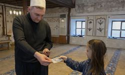 Öğrenciler camide Türk bayrak açarak şehitleri andı