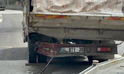 Otomobil, önündeki kamyonete çarptı: 2'si çocuk, 4 yaralı