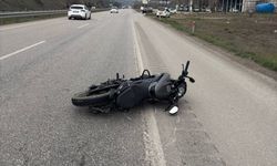 Otomobilin çarptığı motosikletin sürücüsü ağır yaralandı