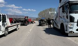 Tokat'ta gübre yüklü traktör devrildi, yol trafiğe kapandı