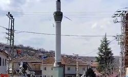 Tokat'taki depremde hasar gören minare, kontrollü olarak yıkıldı