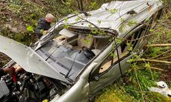 Uçuruma yuvarlanan aracın sürücüsü ile onu kurtarırken fenalaşan görevli, hastaneye kaldırıldı