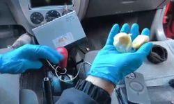 Uyuşturucuyu teybin arka bölümüne gizlemişler; 3 gözaltı