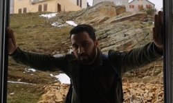 Aç kalan ayılar, pencereden girdiği yayla evini talan etti