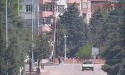 Alkollü sürücünün yaptığı kaza kamerada; 2 öğrenci son anda kurtuldu