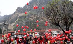 Anaokulu öğrencileri ve otizmli çocuklar balonlarla farkındalık oluşturdu