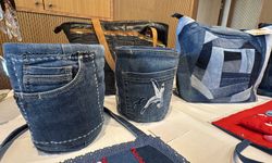 Atık kot pantolonlardan elbise, pazar arabası ve kadın çantaları üretti