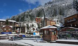 Ayder Yaylası'na nisanda kar yağdı