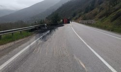 Bariyerlere çarpan kömür yüklü TIR devrildi