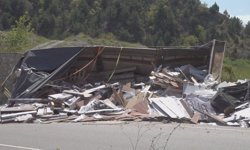 Devrilen parke yüklü TIR'ın şoförü öldü