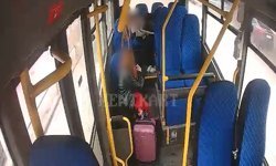 Durakta fenalaşan yolcuyu halk otobüsüyle hastaneye yetiştirdi; o anlar kamerada