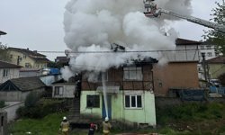 Düzce'de 2 katlı ev alev alev yandı