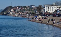 Düzce'de plajda hafta sonu yoğunluğu