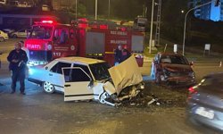 Işık ihlali nedeniyle 2 otomobilin çarpıştığı kaza kamerada