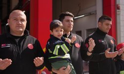 İtfaiyeci olmak isteyen iki kardeş itfaiyeci duasına katıldı