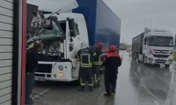 Kamyonda sıkışan şoförü, itfaiye ekipleri kurtardı
