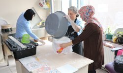 Kazanın izlerini çini fırçasıyla siliyor