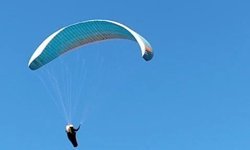 Mahallenin üstünden geçen paraşütçüyü çaya çağırdı