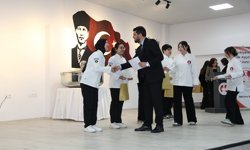 Mezun olan aşçılık öğrencileri, kepçelerini alt sınıftakilere teslim etti