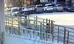Motosiklet hafif ticari araca çarptı; o anlar kamerada