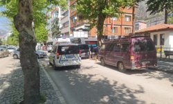 Motosikletin hafif ticari araca çarptığı kaza kamerada